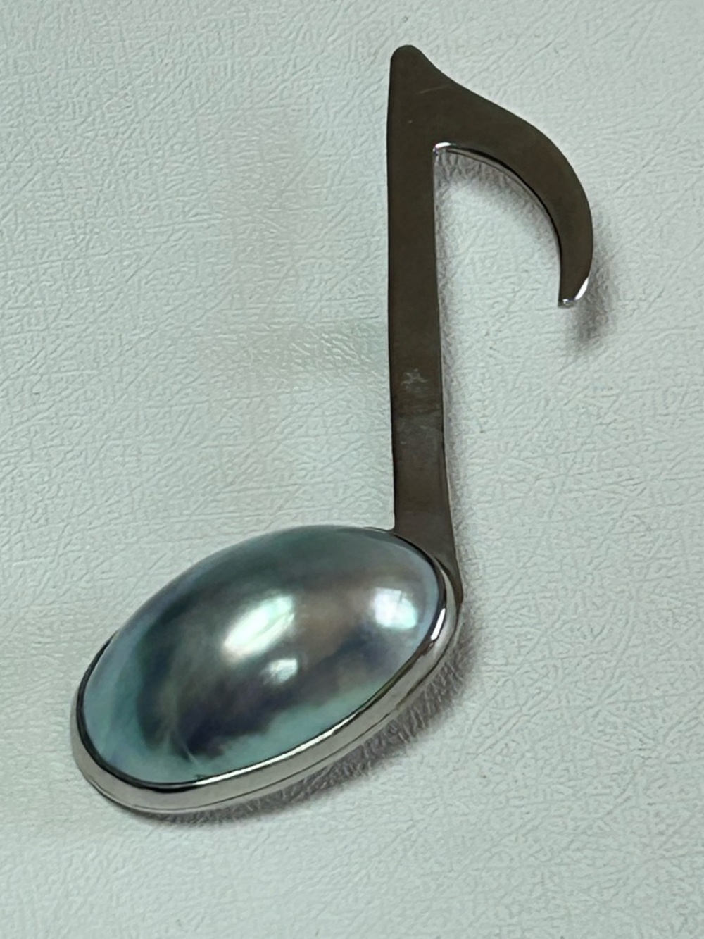 Silver-tone Musical Note with large iridescent Genuine Pearl Accent Brooch Pin